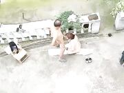 风骚的大姐勾搭两个院里乘凉的大爷玩起了3P，小院里脱光轮流伺候两大叔