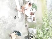 风骚的大姐勾搭两个院里乘凉的大爷玩起了3P，小院里脱光轮流伺候两大叔