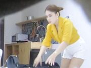 小青年宾馆叫小姐点了一位大奶白嫩御姐型气质鸡身体素质好干的真猛