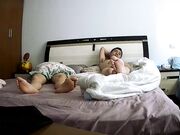 家庭摄像头被黑偸拍骚妻午睡脱个精光大哥用手机拍照保存然后扶屌旋转式操直接给干醒