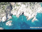 自己的野外别墅带两个妹子来度假