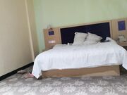 精瘦小伙酒店找了了一个苗条妹子啪啪啪 把妹子干到受不了