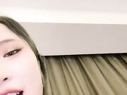 人间水蜜桃鸭 今天和姐妹一起共享一个小哥哥 趴在床上等着哥哥挑选