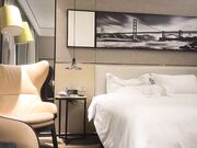 肌肉佬I寻花约了个白衣牛仔短裤少妇啪啪，翘起屁股口交摸逼后入抽插猛操