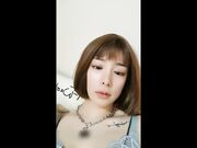 女主播和几个年轻人在线直播