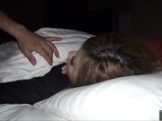 美女约见网友带着闺蜜结果双双被套路晕倒带到酒店扒光玩弄肏完一个肏另一个