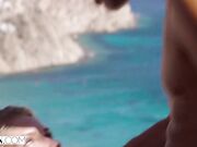 Vixen - 性感嫩模就喜欢在别人面前舔干爹的肉棒