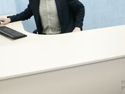 年轻的秘书在办公桌上被双洞肏