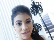 娇小的拉丁裔美少女 Veronica Rodriguez 被巨屌操的狂喷
