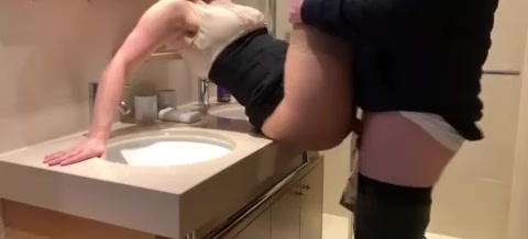 性感妖艳的女秘书,叫到卫生间强行怒操很是满足