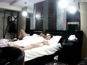 商务酒店外表清纯长发美女大学生穿着校服逃课出来与男友开房打炮