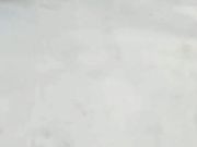 美少妇尿急误入荒废工地小便被色保安抓住非法禁锢淫猥吹箫才让走对白有趣