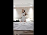 极品少妇在家里老公满足不了她只能自己去酒店开房自慰用超大的假鸡巴插逼