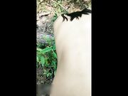 老哥带着牛仔裤小表妹荒郊野外野战 翘起屁股掰穴后入猛操