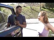 出来晨跑的妹子跑累了半路上了黑人土豪的车去了他家里