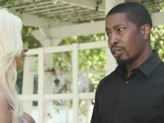 金发放荡人妻喊来她的黑人情夫满足她的欲望