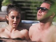 饥渴深发妞在泳池勾引朋友男友打炮然后吞精