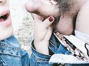 样子很淫骚的气质眼镜御姐穿着性感情趣内衣和炮友在小树林野战