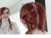 白皙马尾丰满女孩被大公鸡给操了