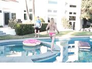 游泳池边狂欢与一群渴望公鸡的女孩性爱派对