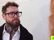 丰满的酒店老板娘对待健美的小伙要亲自上阵