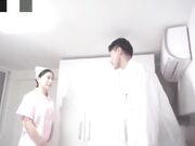 色魔医生用肉棒帮小护士检查身体