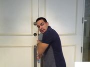 18 岁的日烧女孩性欲旺盛操她的继兄弟